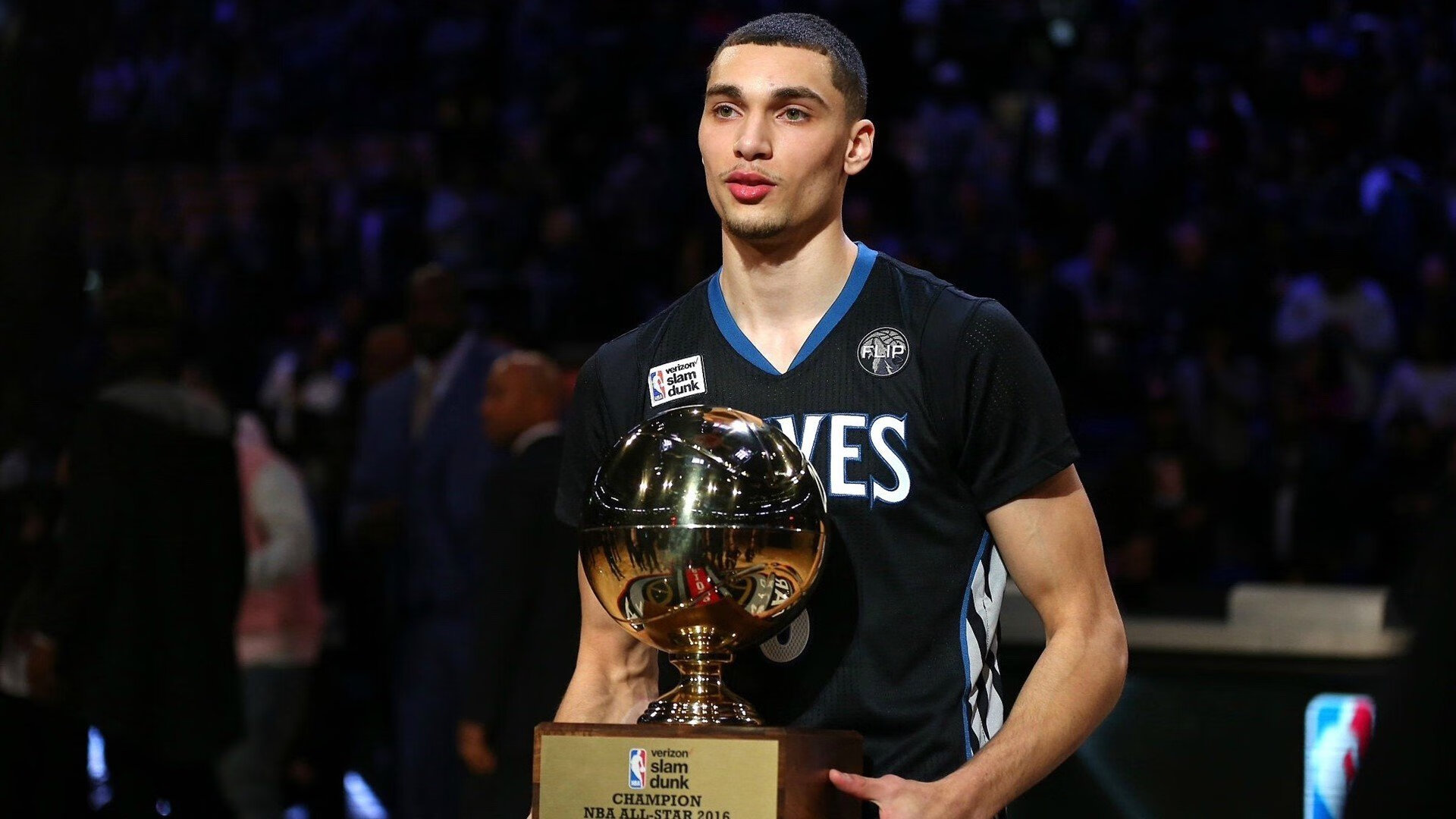 巴萨主场大捷！苏亚雷斯梅开二度，助队连胜，巴萨致敬苏亚雷斯